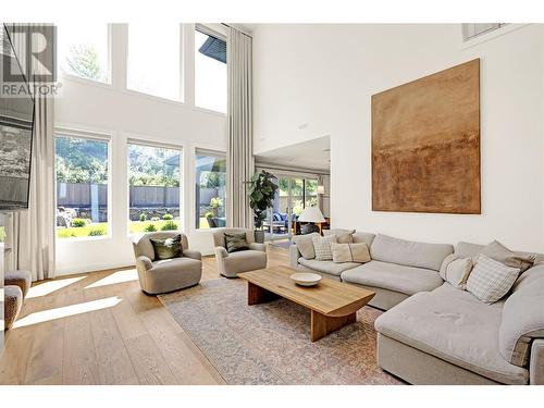 419 Hawk Hill Drive, Kelowna, BC - Indoor Photo Showing Living Room