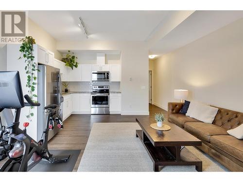 419 Hawk Hill Drive, Kelowna, BC - Indoor Photo Showing Living Room