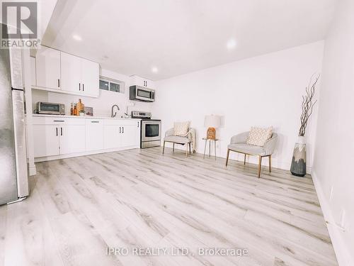 60 Lund Street, Richmond Hill (North Richvale), ON - Indoor Photo Showing Kitchen