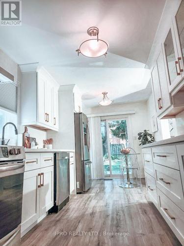 60 Lund Street, Richmond Hill (North Richvale), ON - Indoor Photo Showing Kitchen