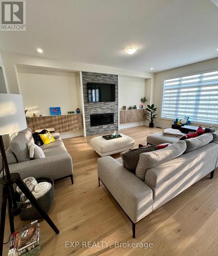 24 Upbound Court, East Gwillimbury, ON - Indoor Photo Showing Living Room With Fireplace