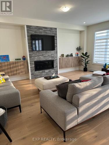 24 Upbound Court, East Gwillimbury, ON - Indoor Photo Showing Living Room With Fireplace