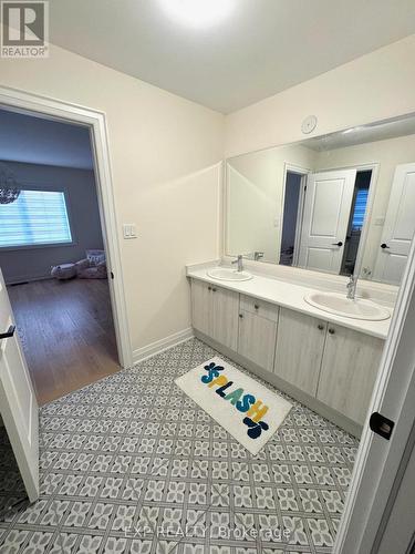 24 Upbound Court, East Gwillimbury, ON - Indoor Photo Showing Bathroom