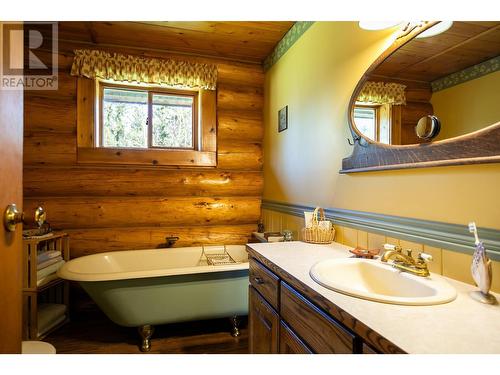 811 Chasm Road, Clinton, BC - Indoor Photo Showing Bathroom