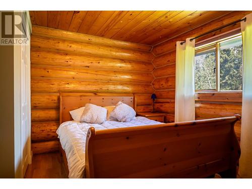 811 Chasm Road, Clinton, BC - Indoor Photo Showing Bedroom