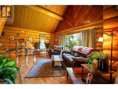 811 Chasm Road, Clinton, BC - Indoor Photo Showing Living Room