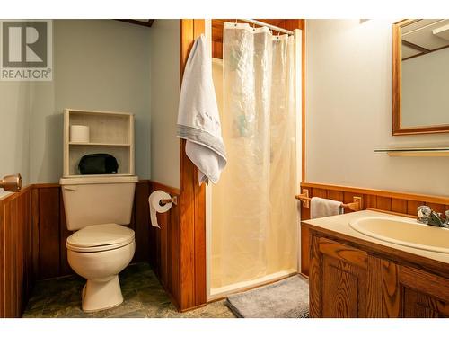 811 Chasm Road, Clinton, BC - Indoor Photo Showing Bathroom