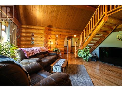 811 Chasm Road, Clinton, BC - Indoor Photo Showing Living Room