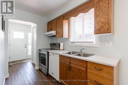 90 Moore Street, Aylmer (Ay), ON - Indoor Photo Showing Kitchen With Double Sink