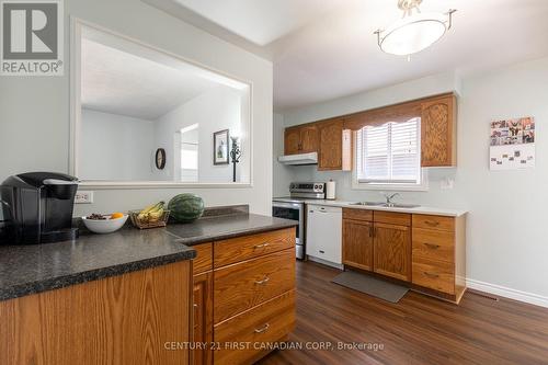 90 Moore Street, Aylmer (Ay), ON - Indoor Photo Showing Kitchen With Double Sink