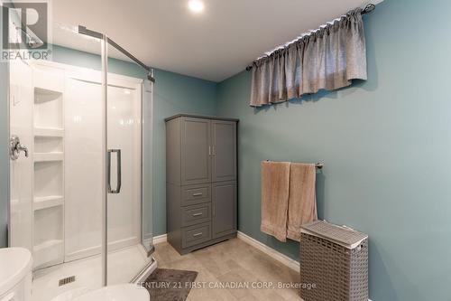 90 Moore Street, Aylmer (Ay), ON - Indoor Photo Showing Bathroom