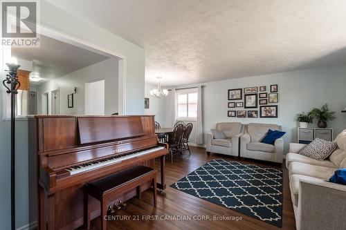 90 Moore Street, Aylmer (Ay), ON - Indoor Photo Showing Living Room