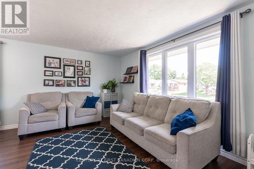 90 Moore Street, Aylmer (Ay), ON - Indoor Photo Showing Living Room