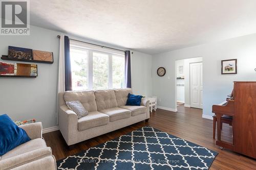 90 Moore Street, Aylmer (Ay), ON - Indoor Photo Showing Living Room