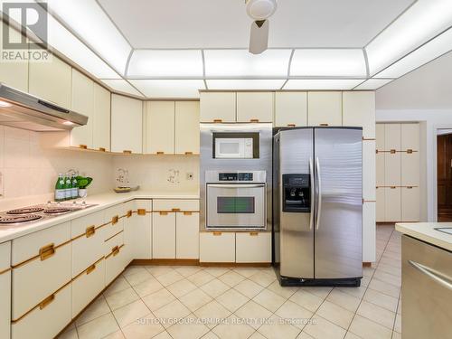 582 Spring Gate Boulevard, Vaughan, ON - Indoor Photo Showing Kitchen