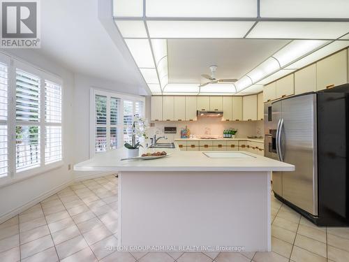 582 Spring Gate Boulevard, Vaughan, ON - Indoor Photo Showing Kitchen