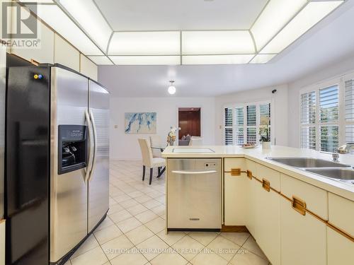 582 Spring Gate Boulevard, Vaughan, ON - Indoor Photo Showing Kitchen With Double Sink