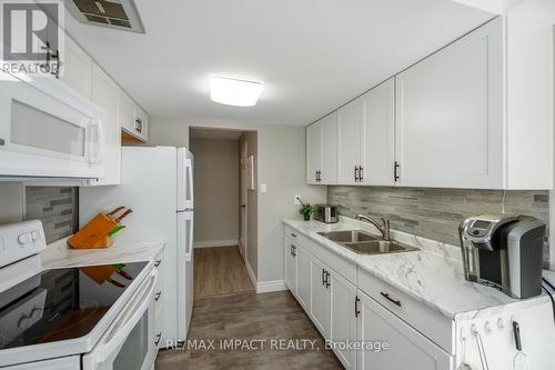 31 - 43 Taunton Road E, Oshawa (Centennial), ON - Indoor Photo Showing Kitchen With Double Sink