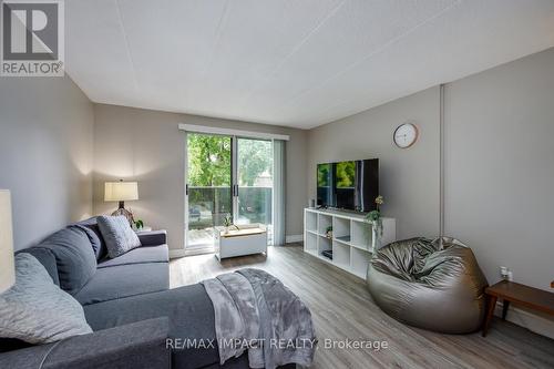 31 - 43 Taunton Road E, Oshawa (Centennial), ON - Indoor Photo Showing Living Room