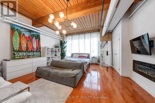 105 - 436 Wellington Street W, Toronto (Waterfront Communities), ON - Indoor Photo Showing Living Room With Fireplace