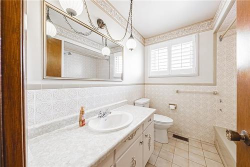 29 Seaton Place Drive, Hamilton, ON - Indoor Photo Showing Bathroom