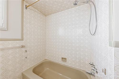 29 Seaton Place Drive, Hamilton, ON - Indoor Photo Showing Bathroom