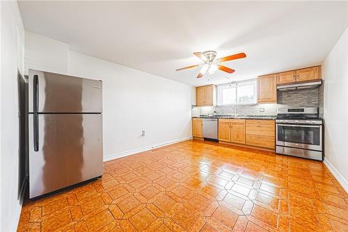 29 Seaton Place Drive, Hamilton, ON - Indoor Photo Showing Kitchen