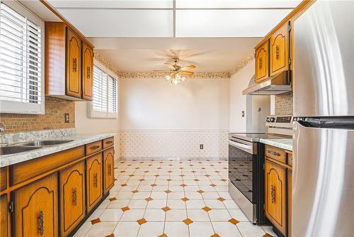 29 Seaton Place Drive, Hamilton, ON - Indoor Photo Showing Kitchen With Double Sink