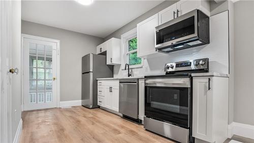 139 Longwood Road N, Hamilton, ON - Indoor Photo Showing Kitchen