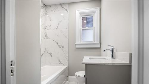 139 Longwood Road N, Hamilton, ON - Indoor Photo Showing Bathroom