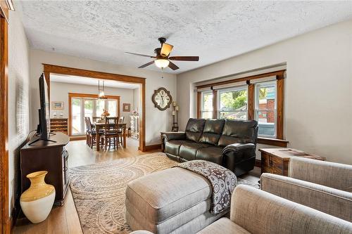 369 Queenston Street, St. Catharines, ON - Indoor Photo Showing Living Room