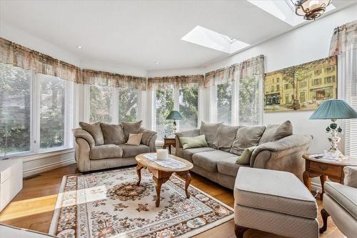 4012 Kingston Court, Burlington, ON - Indoor Photo Showing Living Room