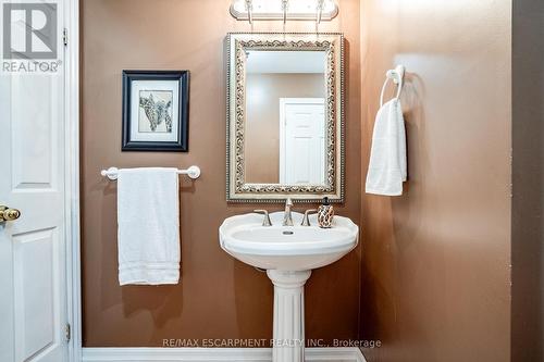 16 Durham Road, Hamilton (Stoney Creek), ON - Indoor Photo Showing Bathroom