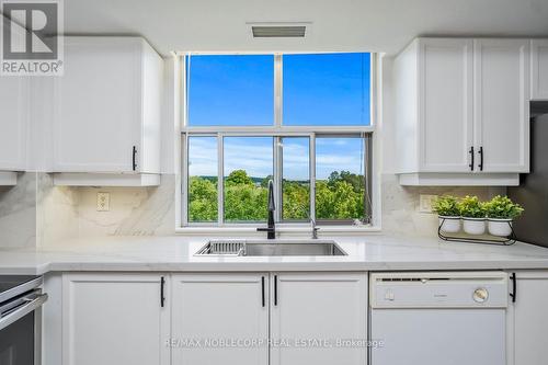 410 - 2500 Rutherford Road, Vaughan, ON - Indoor Photo Showing Kitchen