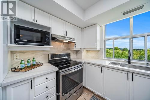 410 - 2500 Rutherford Road, Vaughan, ON - Indoor Photo Showing Kitchen