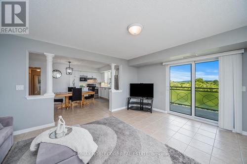 410 - 2500 Rutherford Road, Vaughan, ON - Indoor Photo Showing Living Room