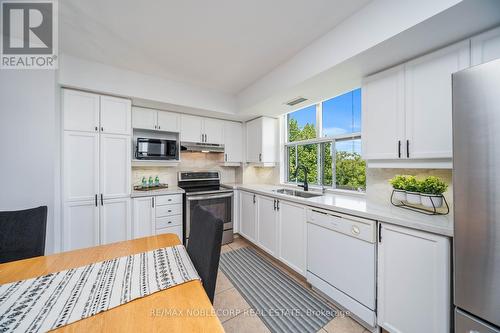 410 - 2500 Rutherford Road, Vaughan, ON - Indoor Photo Showing Kitchen