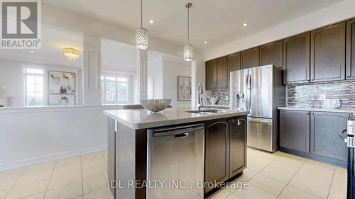 65 Riding Mountain Dr Drive E, Richmond Hill, ON - Indoor Photo Showing Kitchen With Upgraded Kitchen