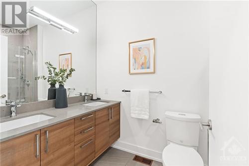 379 Dominion Avenue, Ottawa, ON - Indoor Photo Showing Bathroom