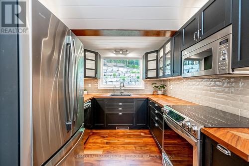 22 Pine Ridge Trail, Oro-Medonte (Horseshoe Valley), ON - Indoor Photo Showing Kitchen With Stainless Steel Kitchen