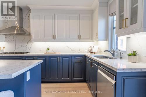 1949 Barbertown Road, Mississauga (Central Erin Mills), ON - Indoor Photo Showing Kitchen With Double Sink With Upgraded Kitchen