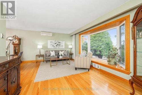 13184 10 Side Road, Halton Hills, ON - Indoor Photo Showing Living Room