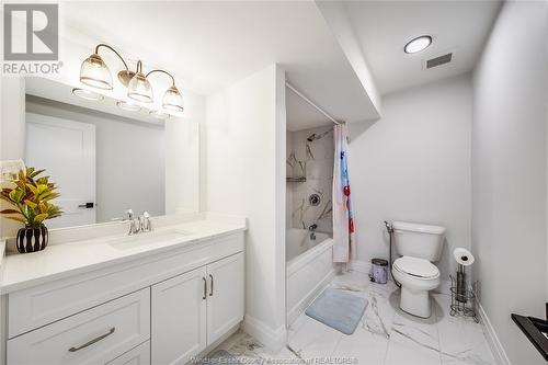 395 Caserta Crescent, Lakeshore, ON - Indoor Photo Showing Bathroom