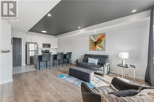 163 Attwell, Ottawa, ON - Indoor Photo Showing Living Room