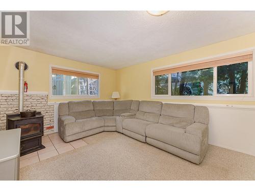 602 Maple Street, Sicamous, BC - Indoor Photo Showing Living Room