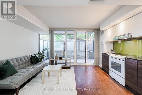 318 - 121 Mcmahon Drive, Toronto (Bayview Village), ON - Indoor Photo Showing Living Room