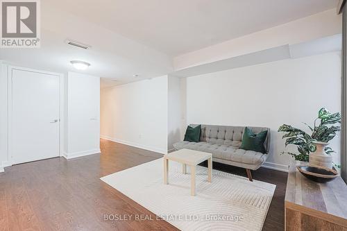 318 - 121 Mcmahon Drive, Toronto (Bayview Village), ON - Indoor Photo Showing Living Room