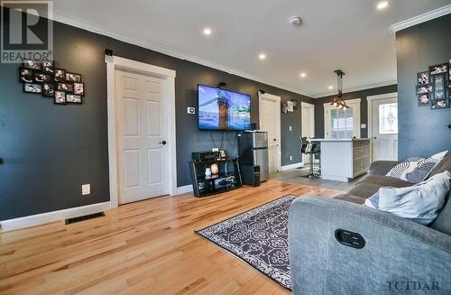 394 Elm St S, Timmins, ON - Indoor Photo Showing Living Room