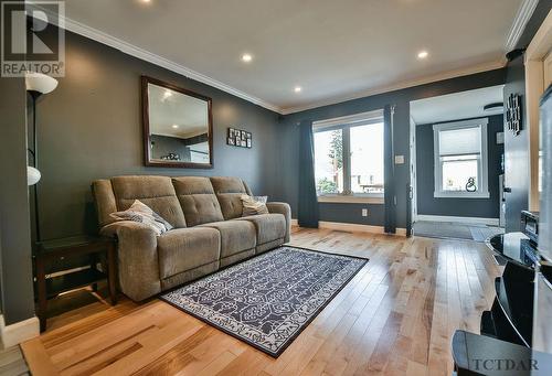 394 Elm St S, Timmins, ON - Indoor Photo Showing Living Room