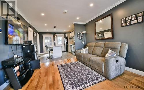 394 Elm St S, Timmins, ON - Indoor Photo Showing Living Room